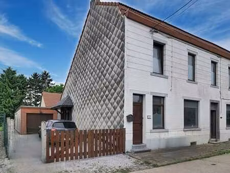 charmante maison deux chambres avec double garage!