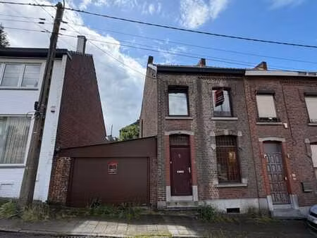 maison à rénover avec garage et jardin.