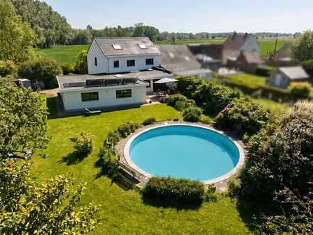 belle maison avec piscine dans un quartier calme
