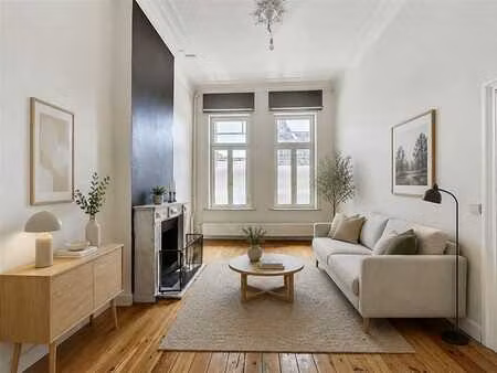 sur la belle place lehon  maison +- 150m² à rénover