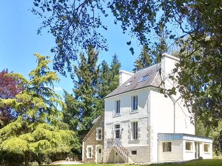 belle maison équestre du 19ème siècle de 4 chambres et 3 salles de bains  située au milieu