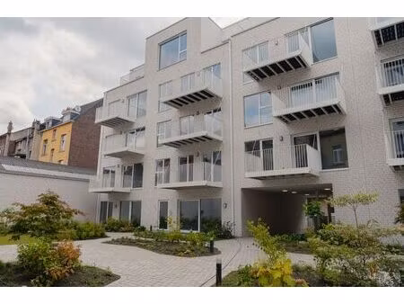 penthouse avec 3 chambres  une grande terrasse et une place