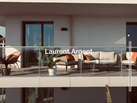 t4 avec terrasse et parkings