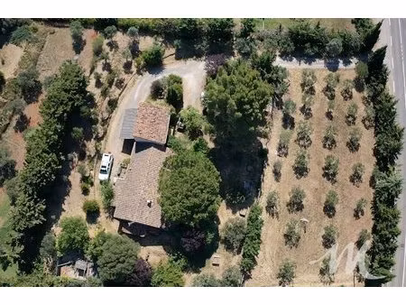 maison de plain-pied sur 3200 m² de terrain à vendre à aups !