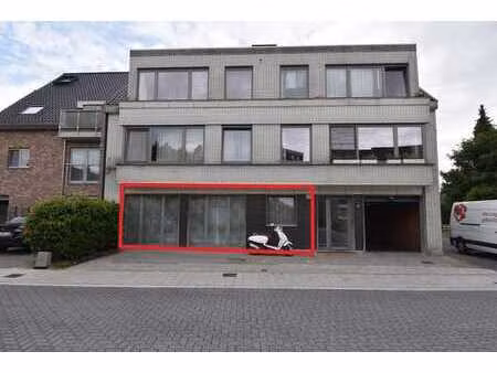 ruim  gerenoveerd appartement met 3 slaapkamers en garage.