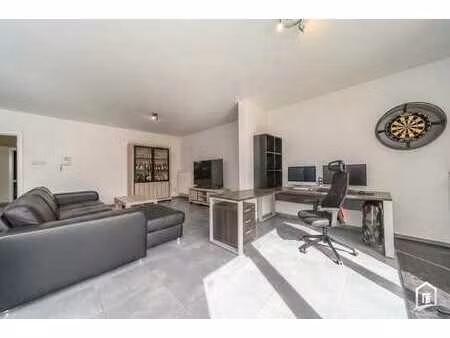 ruim gelijkvloers appartement met 2 slaapkamers en tuin !