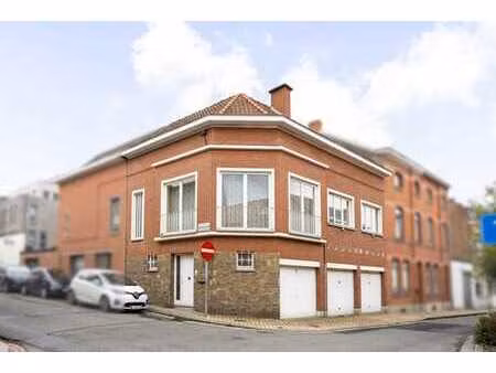propriété intéressante avec habitation et 3 garages