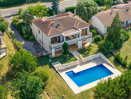 maison traditionnelle avec piscine et vue  à vendre à pujols