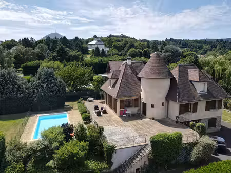 orcines  elégante propriété familiale avec piscine  cadre privilégié
