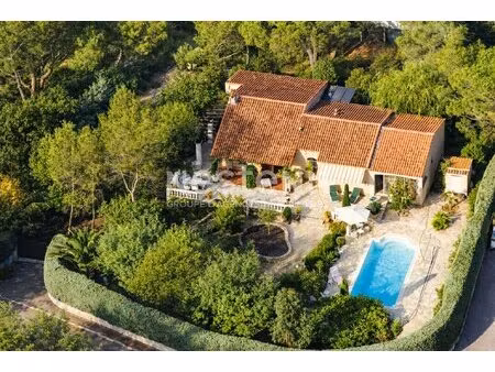 villa de plain pied  avec piscine  sur un terrain de 1700 m²
