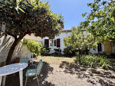 nîmes  rue pierre devoluy  maison meublée t3 avec jardin et