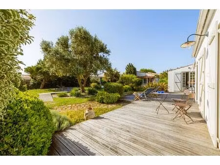 villa familiale avec dépendances et jardin luxuriant