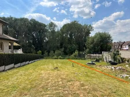 terrain à bâtir dans un environnement calme et verdoyant à a