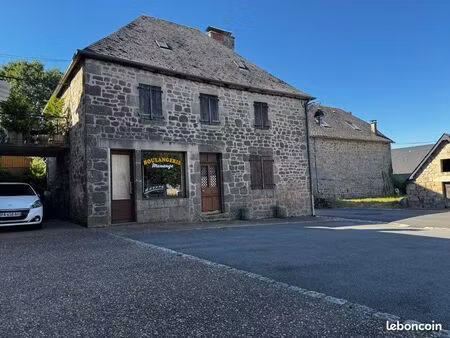 immeuble/bâtisse en pierre au cœur de clergoux