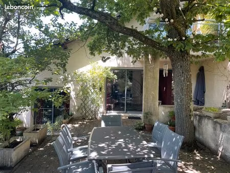 rare à portail rouge – maison d'architecte 4 chambres sur terrain boisé de 3 700 m²