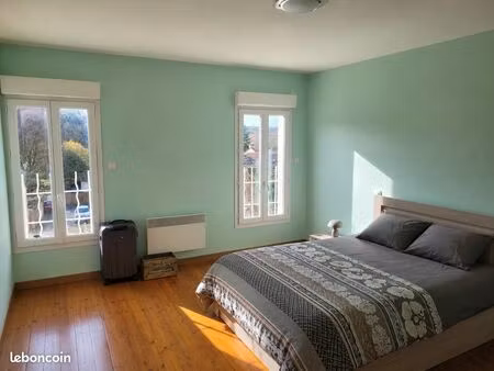 grand logement avec 2 chambres