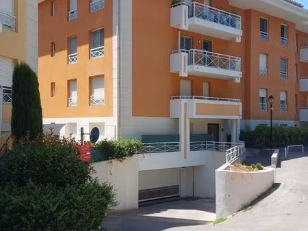 box fermé à louer – 14 m²