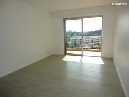 t2 vide  traversant  terrasse  cave et parking privatif