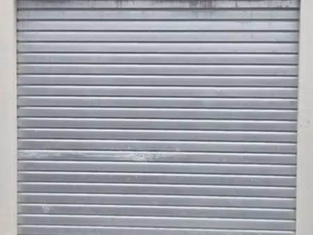 parking couvert et sécurisé  bénéficiant d'un accès direct depuis la rue