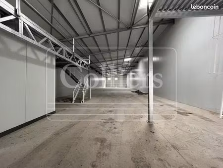 local d'activité 1 046 m²