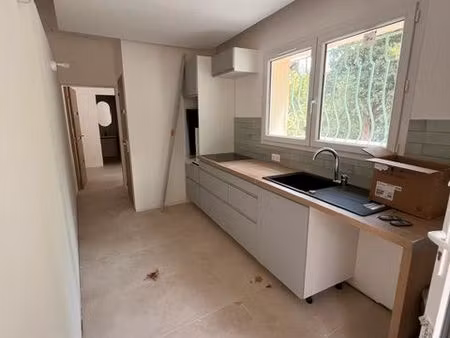 t4 rénové – 82 m² – jardin 500 m² – 3 chambres  3 sdb – domaine privé
