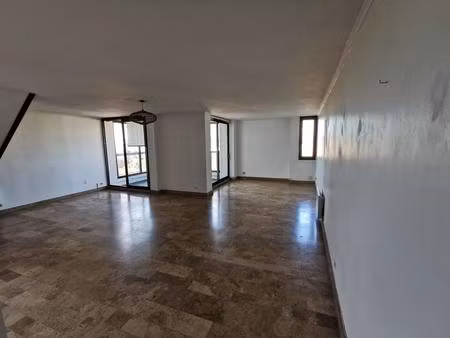 a louer duplex place de la comedie
