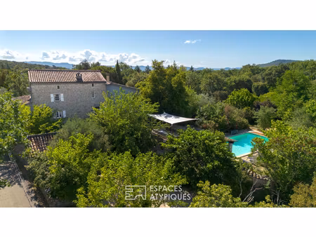 mas de charme intimiste avec grand terrain arboré et spacieuse piscine