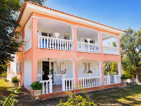 villa méditéranéenne t8 comprenant 2 appartements située dan