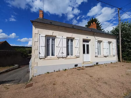 maison indépendante avec cour et dépendances.