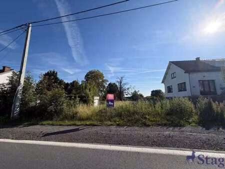 beau terrain à bâtir d'une superficie d'environ 18 ares