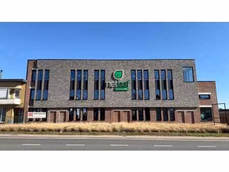 bureaux prêts à l'emploi avec terrasse à louer près de la s