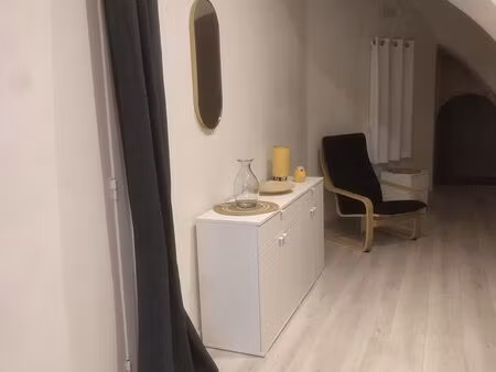 très joli studio meublé aramon
