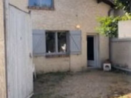 loue maison de ville duplex avec cour dans anet centre