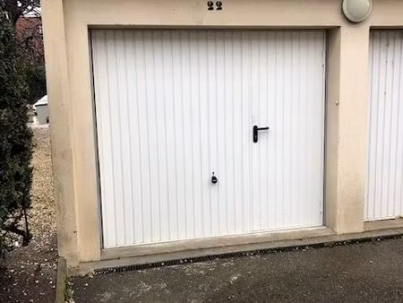 parking/box saint julien les villas