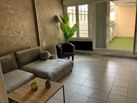 superbe t3 meublé  spacieux et lumineux de 58 m² avec terrasse en centre ville de tassin l