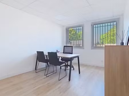 bureau 16 m²
