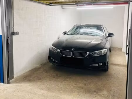 grand garage avec électricité et éclairage sécurisé juan les pins