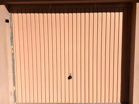grand garage extérieur  électricité et prises électrique  sécurisé