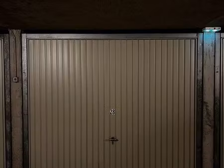 garage fermé 14 m2 secteur prisé frère lumière
