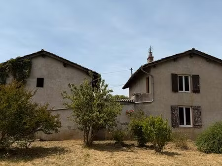 maison avec ancien corps de ferme  dépendance & jardin  située sur la commune d'arnas