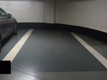 place parking sécurisée et grande - saint michel