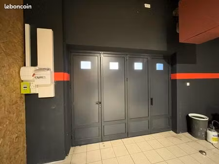 local commercial / bureaux / surface 200m2 dépôt / wc / parking privé accès poids lourds