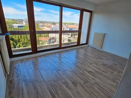 studio avec balcon et parking