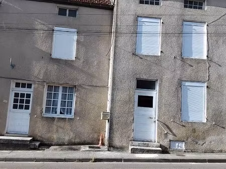 grande maison de village avec 2 portes d’entrée