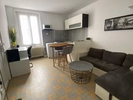 studio meublé  rez-de-chaussée  centre-ville dans maison avec 1 place de parking privée