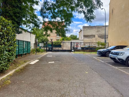 parking extérieur à fontenay sous bois village