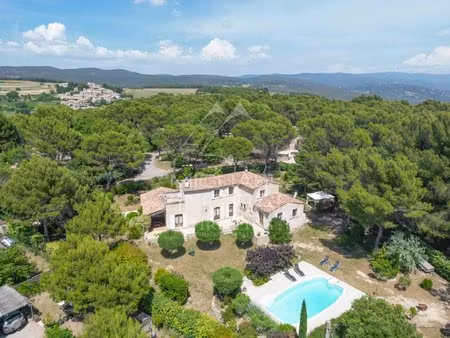 exclusivité - charmante maison provençale en pierre avec piscine au cœur du luberon