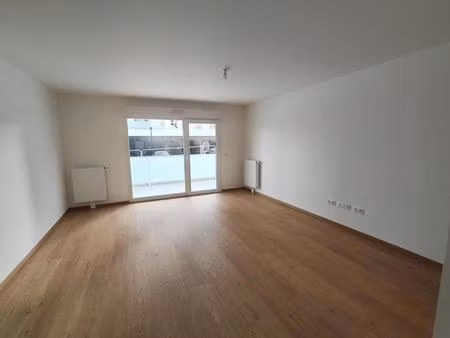 t2 avec balcon et parking à amiens