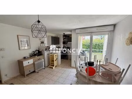 t3 en rez de jardin  avec terrasse et deux parkings
