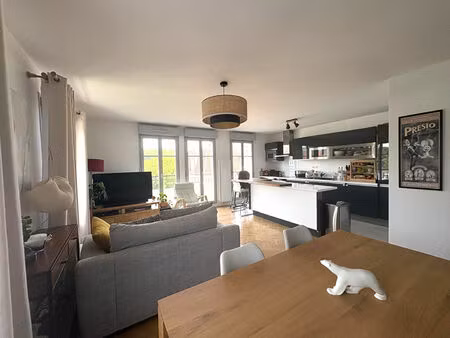 location appartement 3 pièces  68.00m²  le port